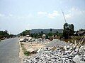 Các mảnh đá khai thác từ Hòn Sóc được bày bán ven đường.