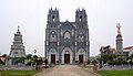 Tổng quan mặt tiền của nhà thờ.