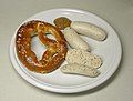 Weißwurst với Brezel và süßem Senf