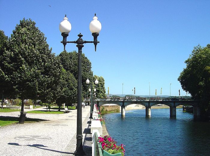 https://upload.wikimedia.org/wikipedia/commons/thumb/8/81/%C3%81gueda_-_Portugal_%282715790921%29.jpg/1024px-%C3%81gueda_-_Portugal_%282715790921%29.jpg