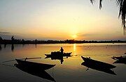 Ánh hoàng hôn trải dài trên sông Hiếu