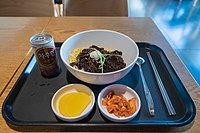 Jajangmyeon thưởng thức cùng các món banchan tại Tháp Seoul