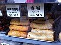 Một quầy bán chả giò tại Hồng Kông
