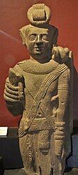 Dvarapala Yaksha làm từ đá bazan. Tượng này được phát hiện trong hang động Phật giáo (Pitalkhora) và có niên đại từ thế kỷ thứ 2 sau Công nguyên. Hiện đang được trưng bày tại Bảo tàng Prince of Wales.