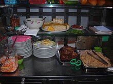 Khu vực chế biến tại một quán cơm tấm