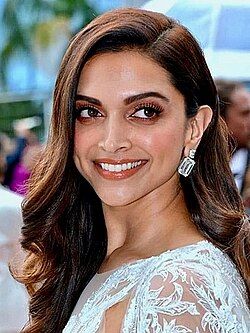 Deepika Padukone mỉm cười rạng rỡ trước ống kính