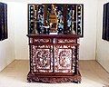 Lư hương bằng đồng với thiết kế giống như một cái đỉnh nhỏ, dùng để đốt trầm.