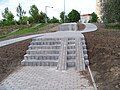 Bậc thang có hai đường trượt giúp di chuyển vật nặng dễ dàng hơn
