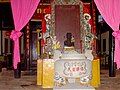 Lư hương khổng lồ bằng đá dùng để cắm hương