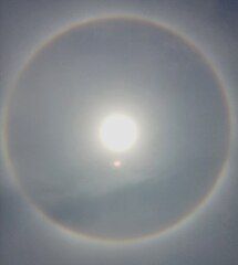 Vòng hào quang 22° quanh Mặt Trời khi nhìn từ Kolkata, Tây Bengal, Ấn Độ vào ngày 30 tháng 4 năm 2016, khoảng 12:00 chiều