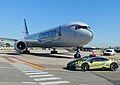 Lamborghini LP 580-2 Huracán Sân bay bên cạnh máy bay Boeing 767 của American Airlines
