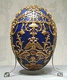 Trứng Fabergé Tsarevich với các họa tiết vàng trang trí trên các khớp, tạo ấn tượng như thể nó được chế tác từ một khối lapis lazuli nguyên khối.