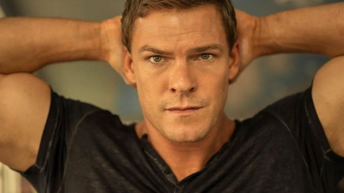 Bìa Alan Ritchson của Reacher Đang Phát Triển Phần Tiếp Theo Cho Chương Trình Hài Bóng Đá Của Mình