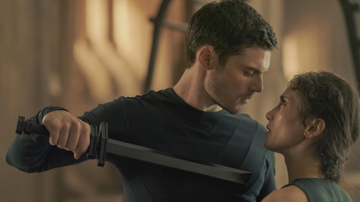 Sarah-Sofie Boussnina và Chris Mason trong Dune: Prophecy