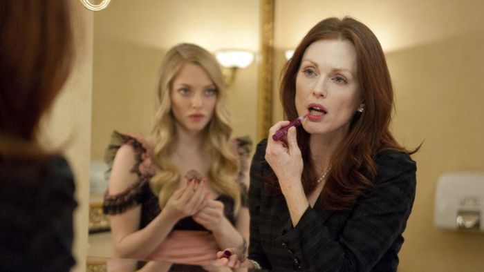 Julianne Moore và Amanda Seyfried trong Chloe