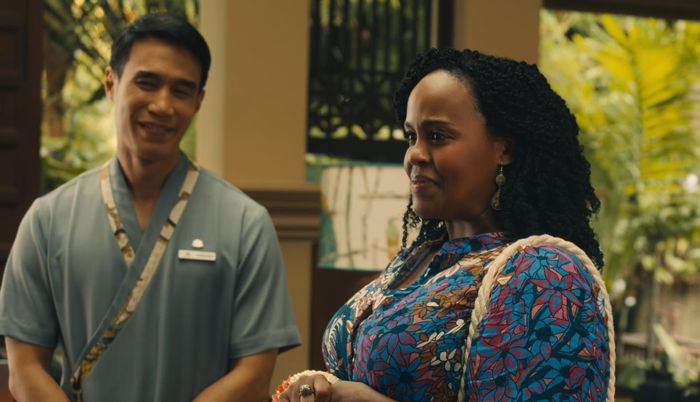 Dom Hetrakul và Natasha Rothwell trong The White Lotus