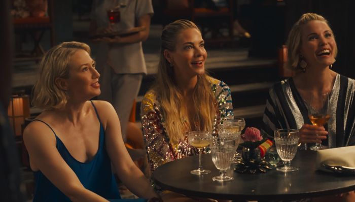 Leslie Bibb, Michelle Monaghan và Carrie Coon trong The White Lotus