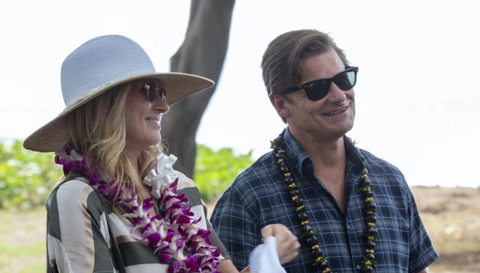 Steve Zahn và Connie Britton trong The White Lotus