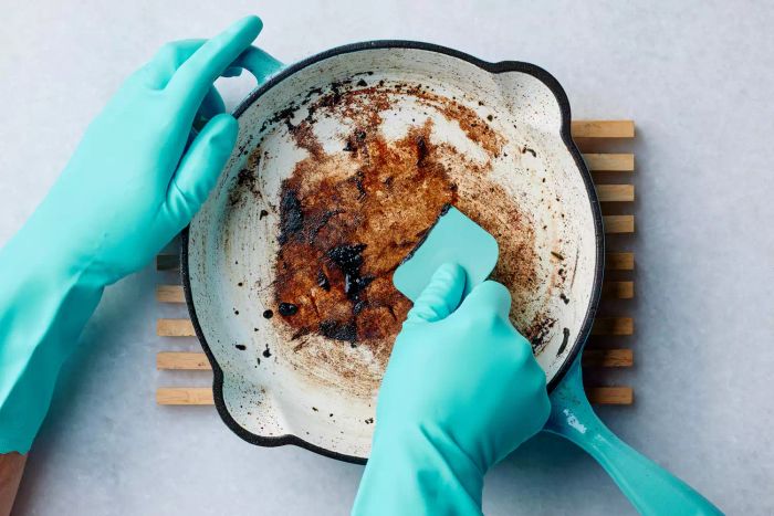 how-to-clean-le-creuset_Method-1-Step-2