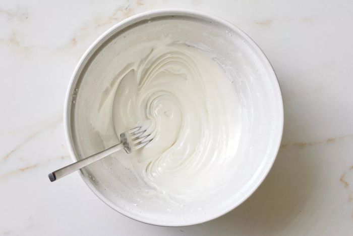 Adjusting the Thickness or Thinness of Royal Icing