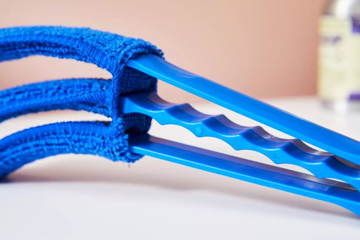 The Hiware Window Blind Duster Brush itself.