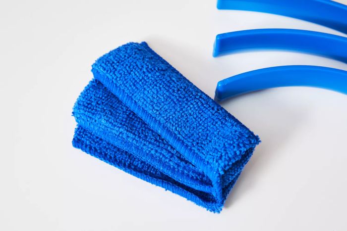 The dusting cloth attached to the Hiware Window Blind Duster Brush.