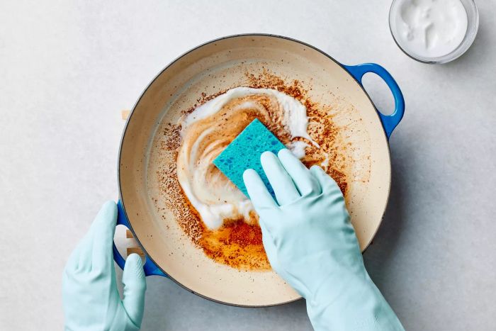 how-to-clean-le-creuset_Method-2-Step-1