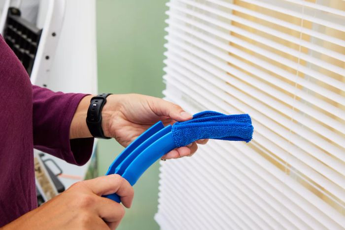 An individual puts together the Hiware Window Blind Duster Brush.