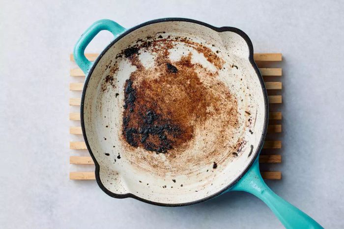 how-to-clean-le-creuset_method-1_step-1