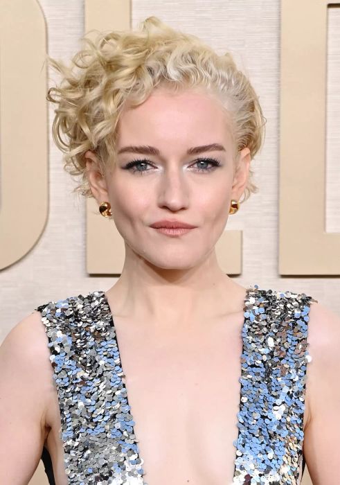 Julia Garner flaunting a chic curly short hairstyle