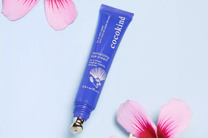 This revitalizing eye cream by Cocokind is perfect for those seeking extra care for their eyes. It's designed to refresh and hydrate, helping you wake up with a bright, youthful appearance.