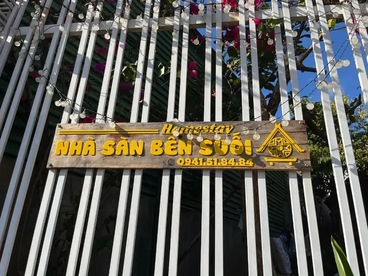 Ảnh Nhà Sàn Bên Suối