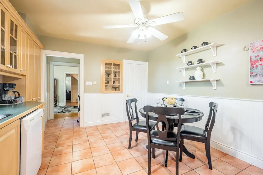 Ảnh Cozy Houses in Downtown Toronto by GLOBALSTAY