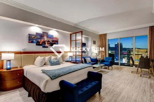 Ảnh Lucky Gem Penthouse & Luxury Suites at Signature Resort, Balcony Strip View 3505
