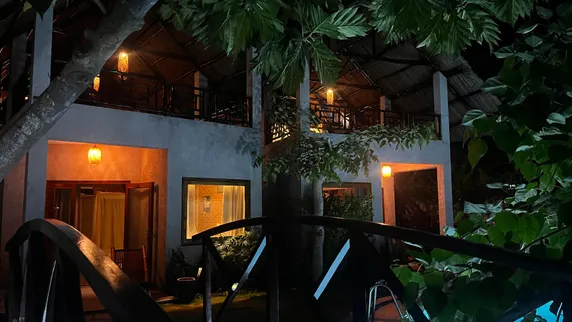 Ảnh Lang Ca Voi The Whales Village Mui Ne