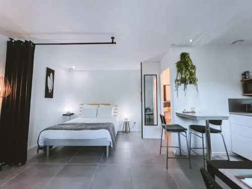 Ảnh -WOOD- Appartement meublé cosy & confort-Parking privé & jardin