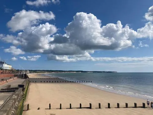 Ảnh Beautiful sunlit room, 2 mins from beach, private garden