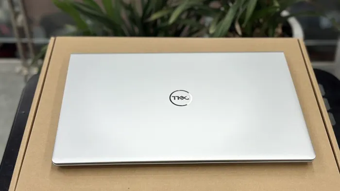 Mặt trước của sản phẩm Dell với logo.