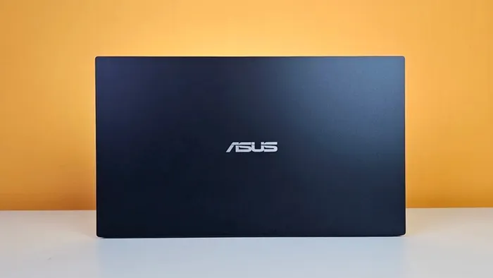 Logo Asus trên bề mặt kim loại nhám.