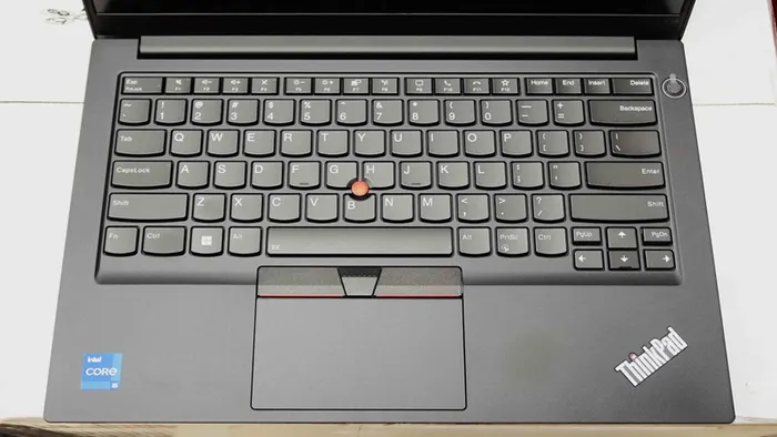 Bàn phím có layout tiện lợi.
