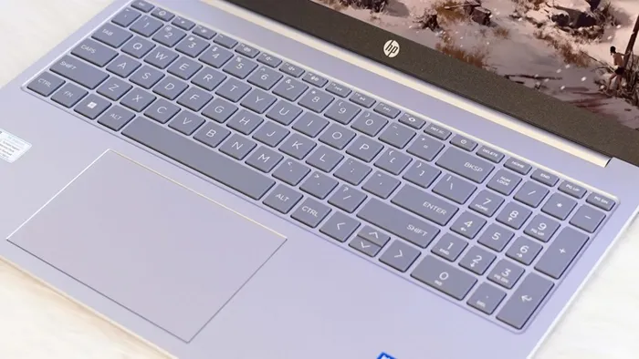 Bàn phím và touchpad.