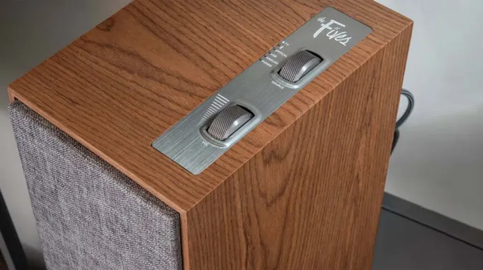 Cặp Loa Bluetooth Klipsch The Fives Walnut - Điều khiển trực quan trên thân loa