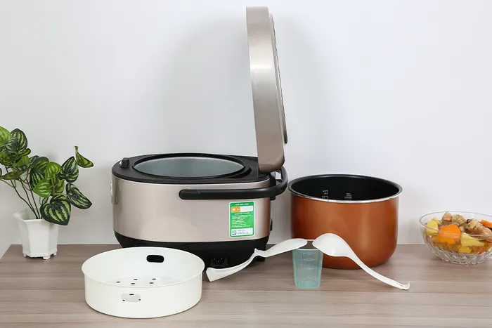Nồi cơm điện tử Kangaroo 1.8 lít KG18DR12 phụ kiện đi kèm tiện dụng
