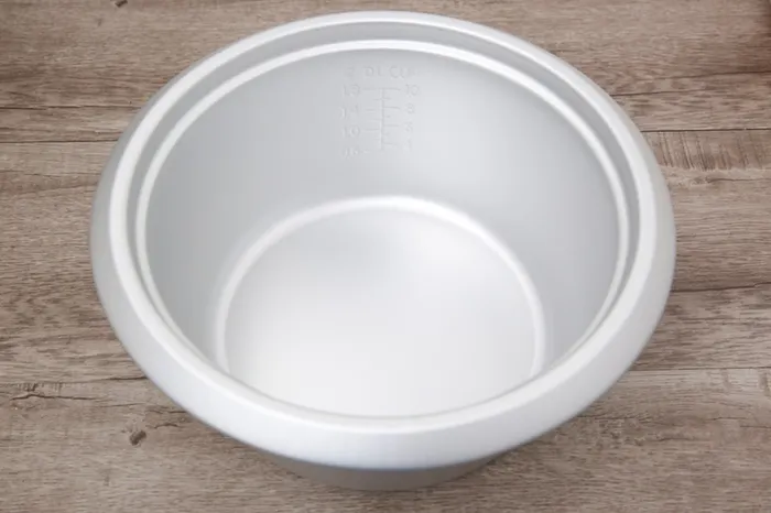 Lòng nồi cơm điện bằng hợp kim nhôm sáng bóng - Nồi cơm nắp rời Sunhouse 1.8 lít SHD8125
