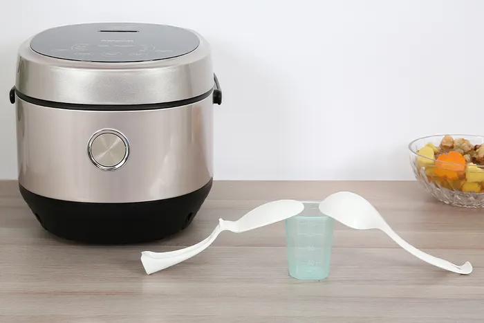 Nồi cơm điện tử Kangaroo 1.8 lít KG18DR12 thiết kế nhã nhặn