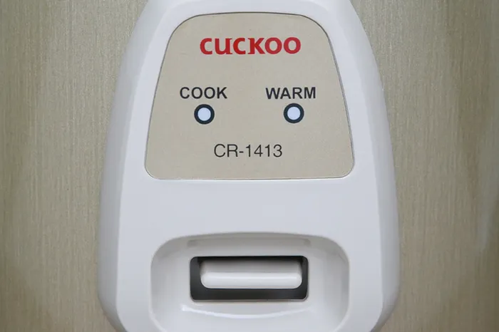 Dễ dùng - Nồi cơm nắp gài Cuckoo CR- 1413