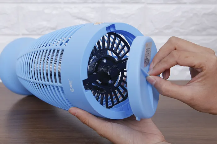 Khay hứng xác muỗi nằm ở dưới đáy đèn, có thể tháo rời tiện lợi - Đèn bắt muỗi Comet CM069