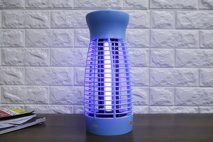 Thu hút muỗi, côn trùng bằng ánh sáng màu tím - Đèn bắt muỗi Comet CM069