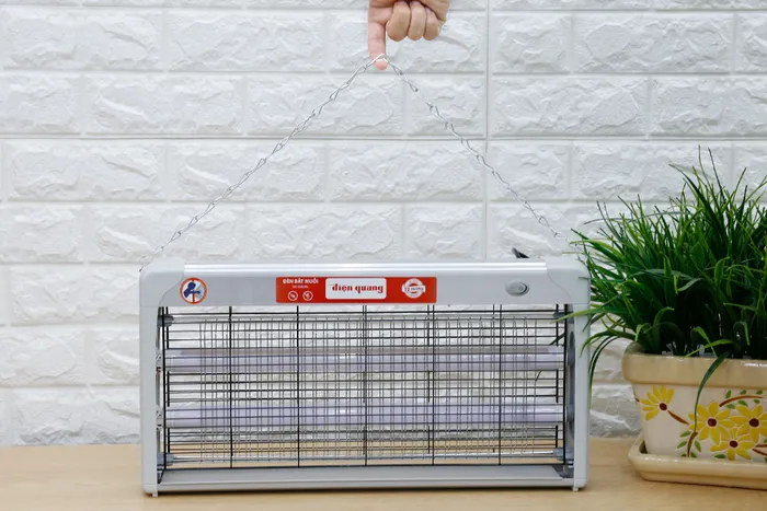 Trang bị quai xách giúp bạn di chuyển đèn nhanh nhẹn - Đèn bắt muỗi Điện Quang ĐQ EML05L