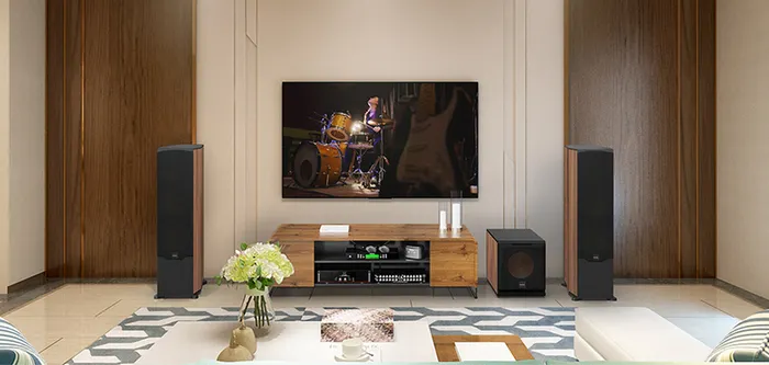 Loa đứng Paramax F-2500 gây ấn tượng với kiểu dáng lăng trụ đa diện